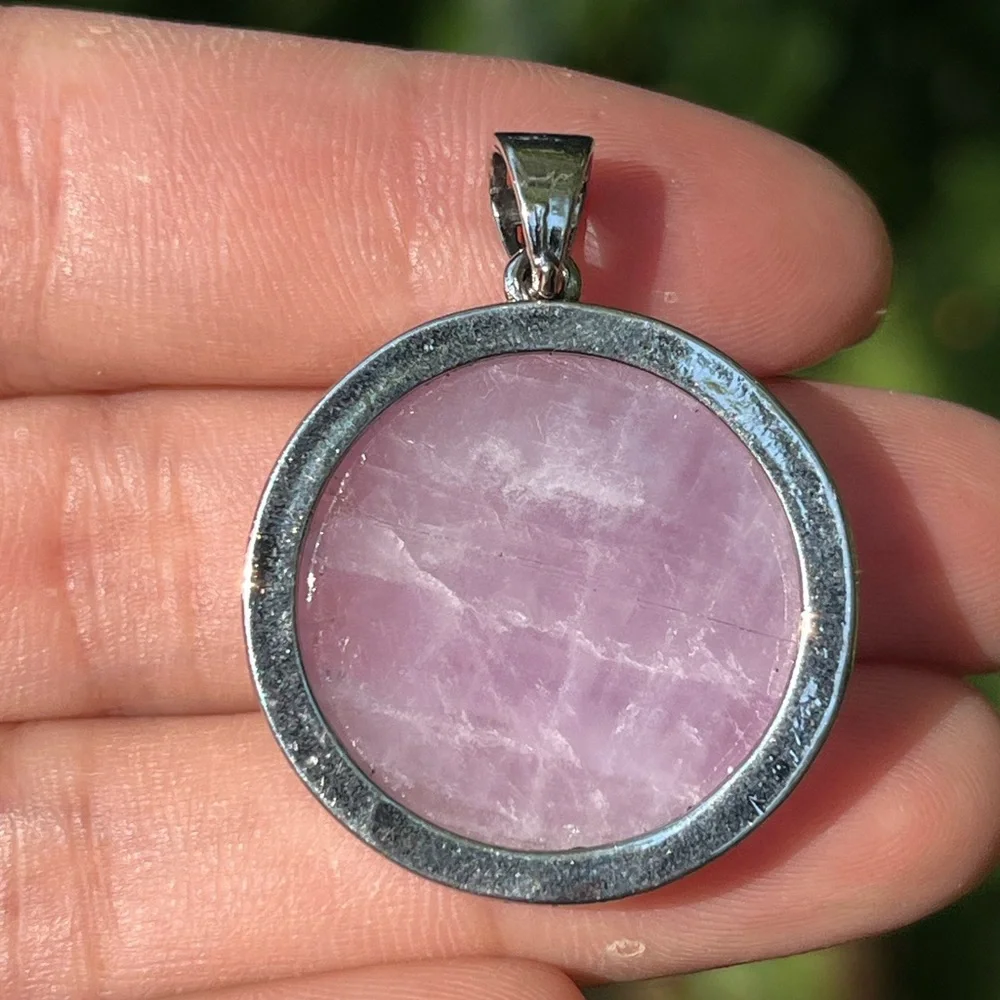 Silver plated round flashy‎ kunzite pendant